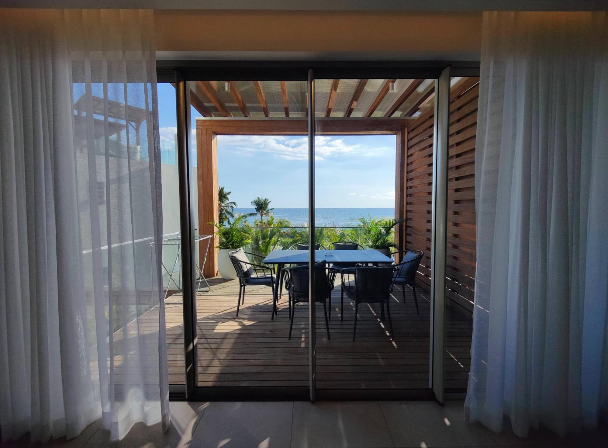 Ocean Point Beach Front Apartment ポワント・オー・ピマン エクステリア 写真