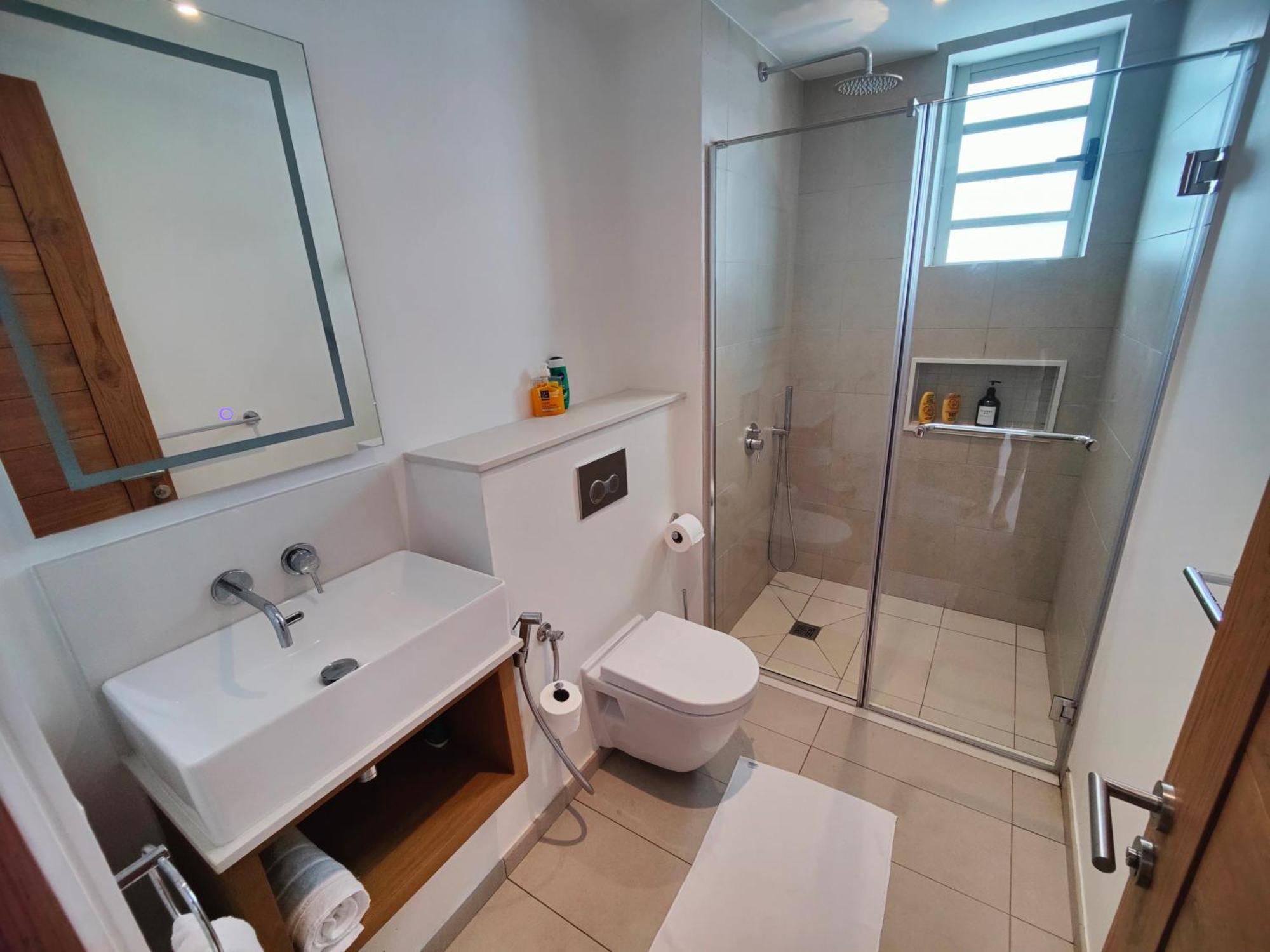 Ocean Point Beach Front Apartment ポワント・オー・ピマン エクステリア 写真